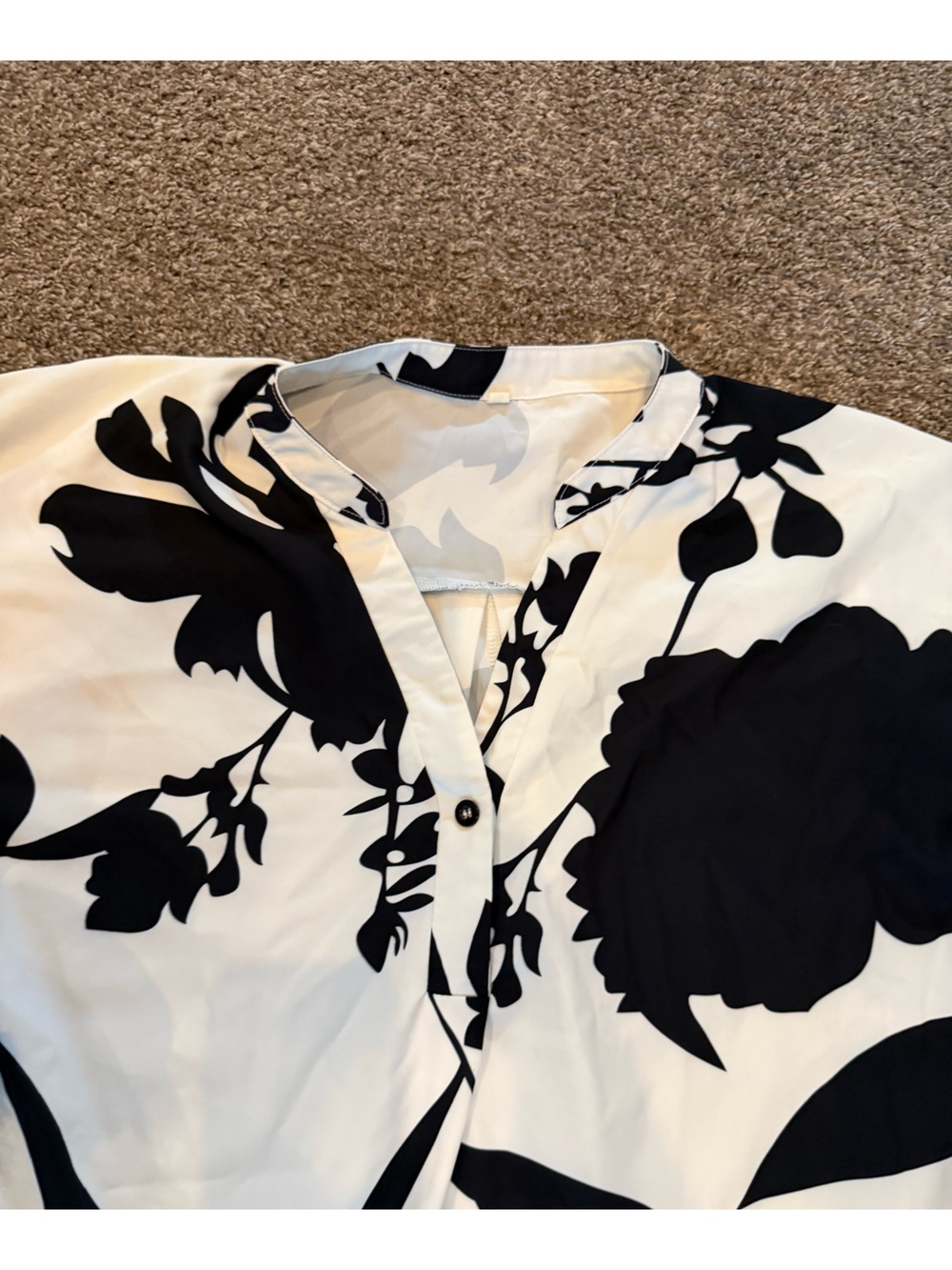 Black & White Floral V-Neck Short Sleeve Blouse - Picture 7 of 14
